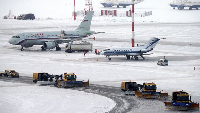 В аэропортах Москвы отменили более 90 рейсов